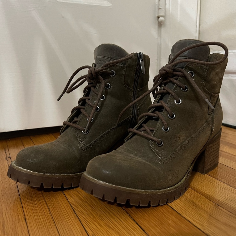 Crown Vintage Heeled Boots in Olive Green